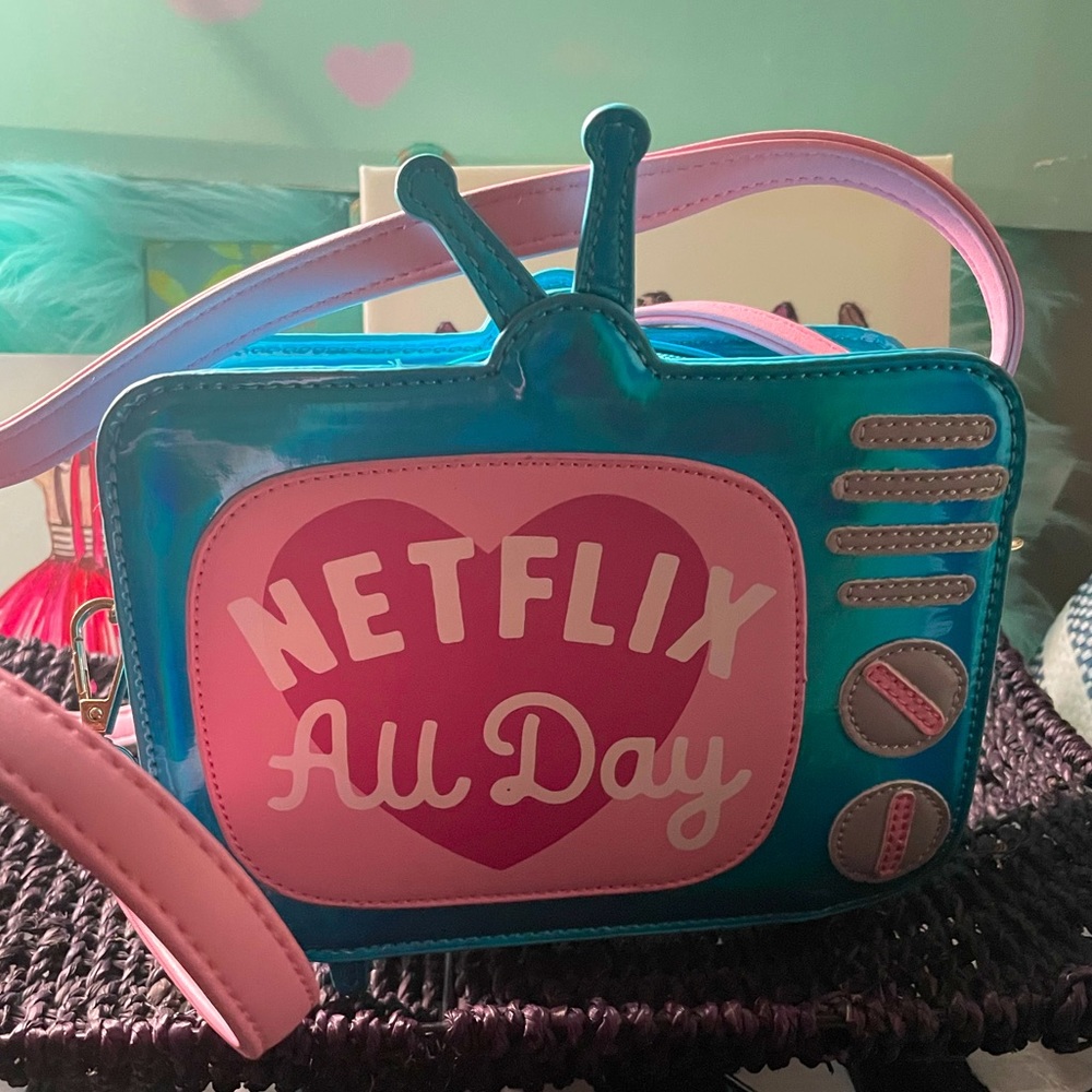 NETFLIX and CHILL tO CuTE  BRAND NEW